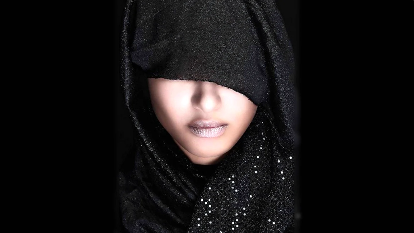 Женщина в черном платке