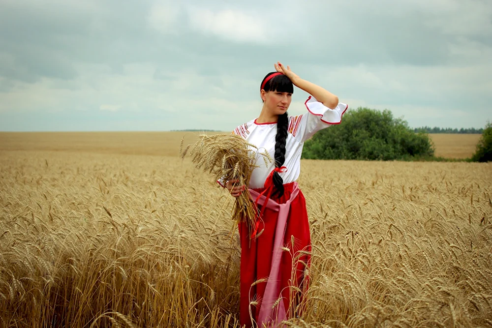 Женщина в поле с колосьями
